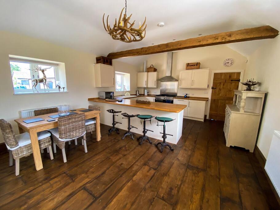 The Udderhouse - Udderly Unforgettable Retreat Villa Donyatt ภายนอก รูปภาพ